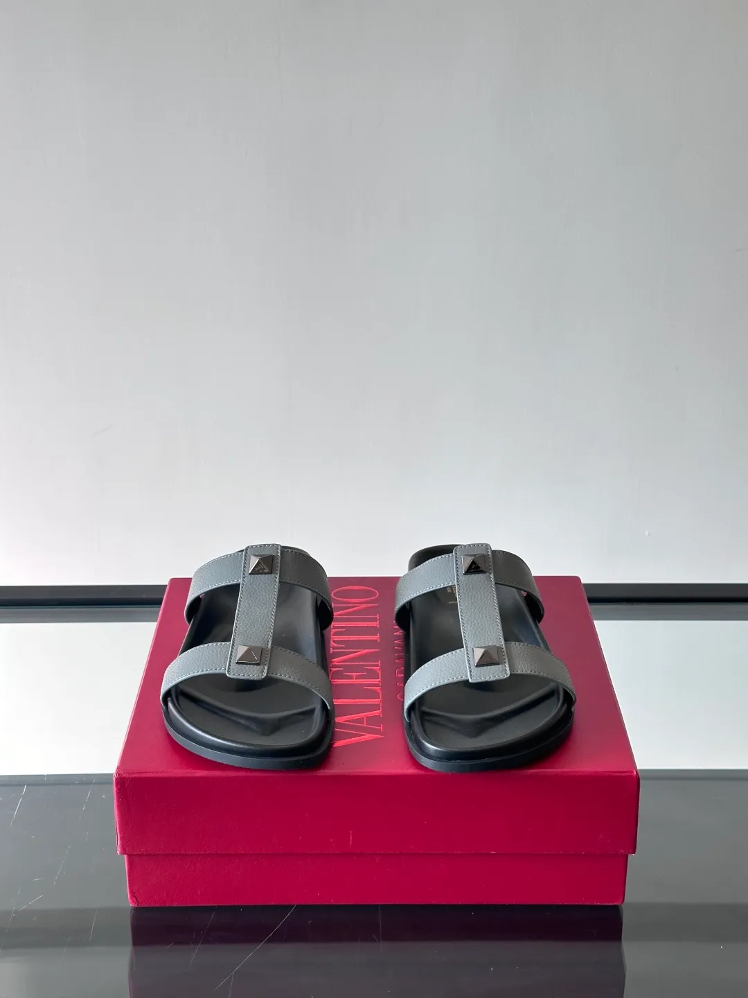 Men's shoes 💰p320 "VALENTINO" Valentino Men's 🧍‍♂️ Spring and summer new style metal rivet flat slippers, elegant sandals, the same style worn by celebrities, original molding, imported calfskin. Rubber outsole. Soft and durable, full set of counter packaging size: 39-44 (customized at 38.45.46)